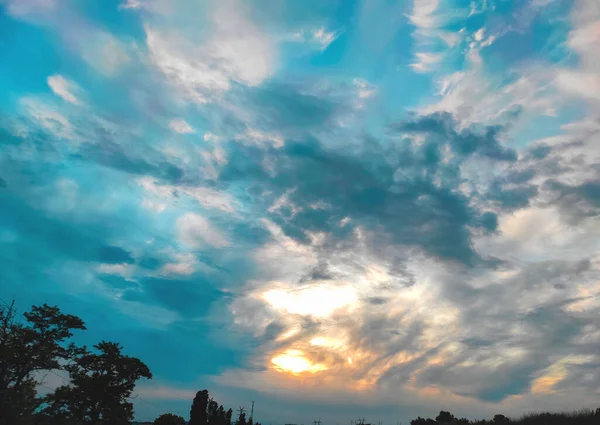 Céu Nublado Por Sol Com Nuvens Pitorescas Iluminadas Pela Luz — Fotografia de Stock