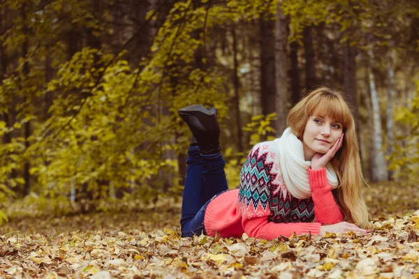 Val concept - herfst vrouw leggen in park — Stockfoto