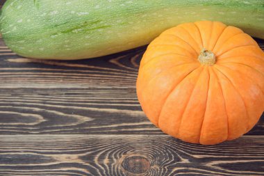 Ahşap masa üzerinde taze çiftçiler Bahçe sebze