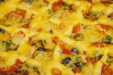 Ev yapımı pizza malzemelerle