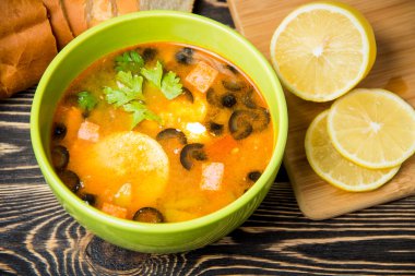 Geleneksel Rus çorbası solyanka kase masada