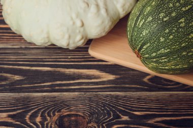 Ahşap masa üzerinde taze çiftçiler Bahçe sebze