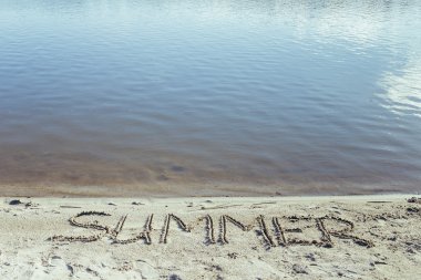 Kum plaj ve nehir su