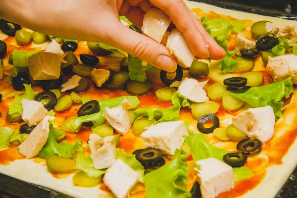 Ruka ženy připravit domácí pizza — Stock fotografie