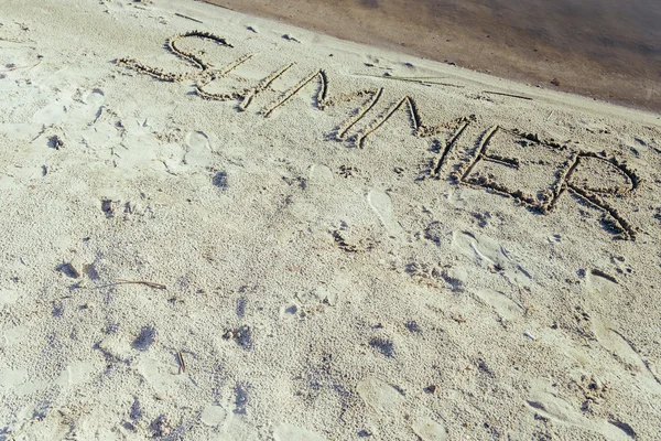 Sable sur la plage et l'eau de rivière — Photo