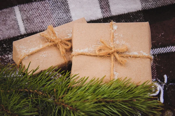 Різдвяна подарункова коробка подарунки на коричневому — стокове фото