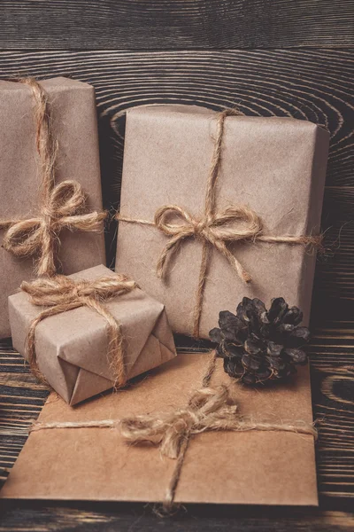 Regali di Natale scatola regali su marrone — Foto Stock