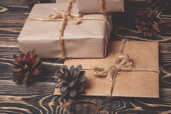Різдвяна подарункова коробка подарунки на коричневому — стокове фото