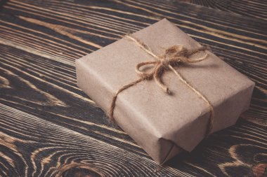 Noel hediye kutusu kahverengi üzerine sunar
