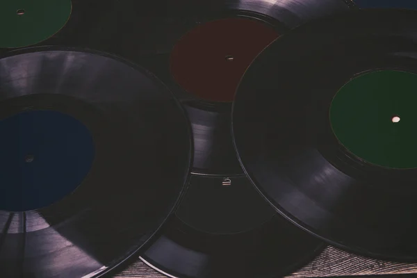 Gammal vinylskiva på trä bordet — Stockfoto