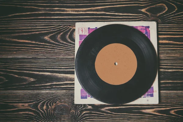 木製のテーブルに古いビニール レコード — ストック写真