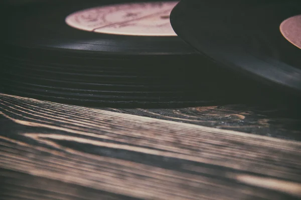 木製のテーブルに古いビニール レコード — ストック写真