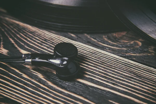 Audio vecchio e morden varie sul tavolo di legno — Foto Stock