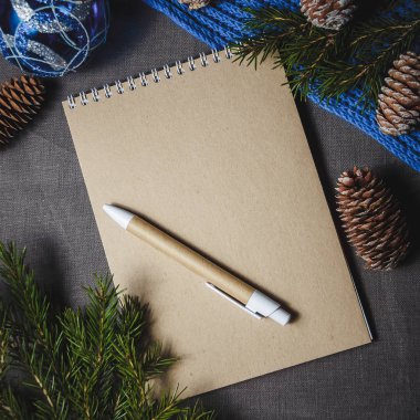 sevimli Noel dekorasyonu, koni ortasına defter