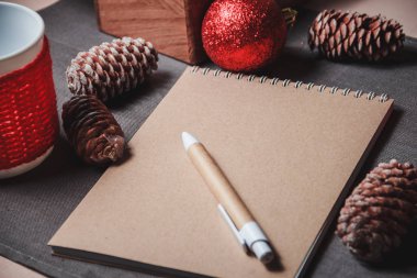 sevimli Noel dekorasyonu, koni ortasına defter