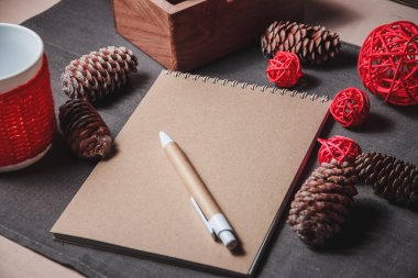 sevimli Noel dekorasyonu, koni ortasına defter