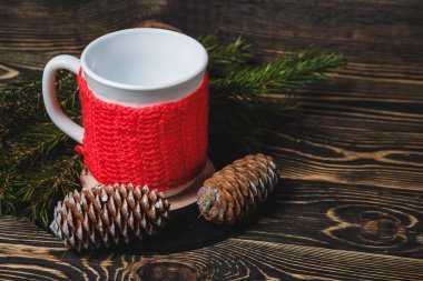 Çay beyaz Kupası ve Noel dekor