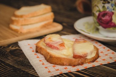 Açık sandviç ve çay ahşap tablo