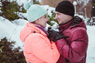 doğal kış arka plan üzerinde sevgi dolu genç Çift