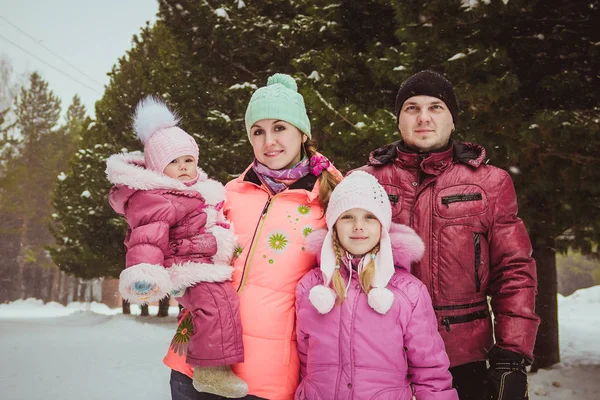 Boldog család kiadási időt szabadtéri, télen — Stock Fotó