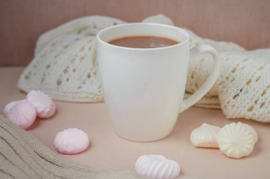 Sıcak çikolata meşrubatının beze ile