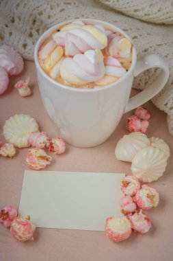 Günaydın ahşap masa üzerinde sıcak çikolata ile