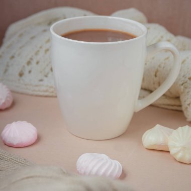 Sıcak çikolata meşrubatının beze ile