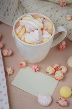 Günaydın ahşap masa üzerinde sıcak çikolata ile