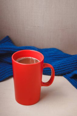 Ahşap bir masa üzerine kakao fincan.