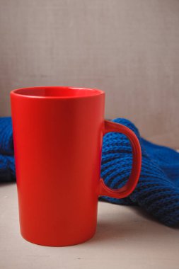 Ahşap bir masa üzerine kakao fincan.