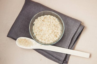 Plaka ve tahta kaşıkla beyaz pirinç