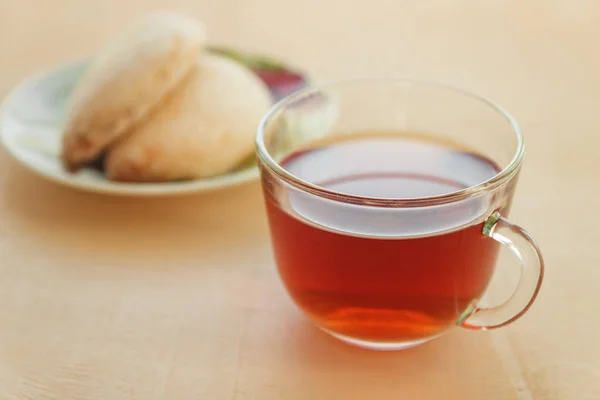 Taza de té con galletas en primer plano de la mesa —  Fotos de Stock