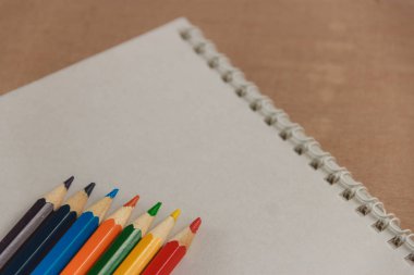 Ahşap doku arka plan üzerinde renkli kalemler