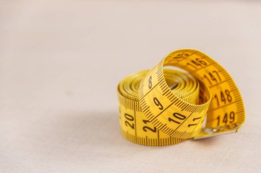 Teyp ölçme kavisli. Sarı bant ölçme closeup görünümü.