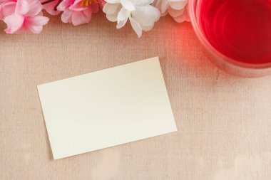 çiçek kokulu beyaz ahşap arka planda, üstten görünüm boş tebrik kartı