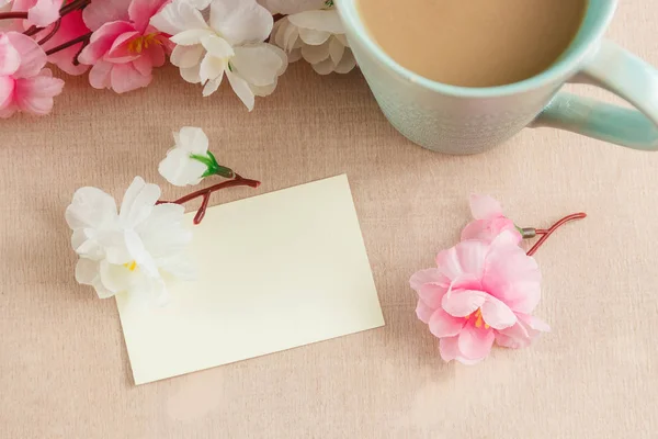 Üres üdvözlés kártya-val virágok csokor fehér fa háttér — Stock Fotó