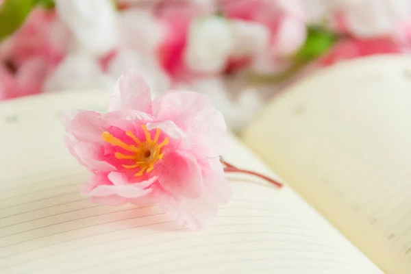 Açık boş not defterindeki çiçek arka plan karşı çiçek — Stok fotoğraf