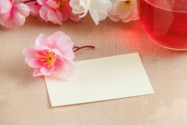 çiçek kokulu beyaz ahşap zemin üzerinde boş tebrik kartı