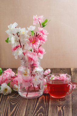 Bahar buket çiçek ahşap arka plan üzerinde