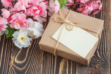 çiçek kokulu ahşap arka plan üzerinde boş tebrik kartı