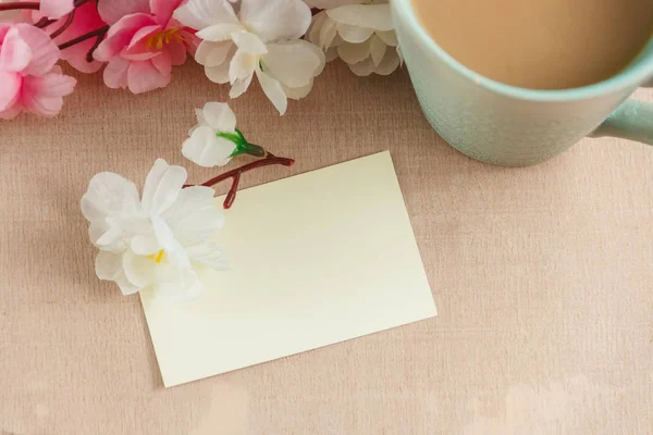 Üres üdvözlés kártya-val virágok csokor fehér fa háttér — Stock Fotó
