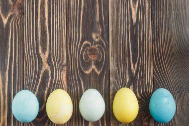 Paskalya yumurtaları boşaltmak ahşap zemin üzerine