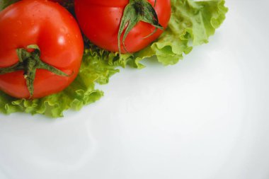 Domates, sebze ve salata beyaz arka plan üzerinde