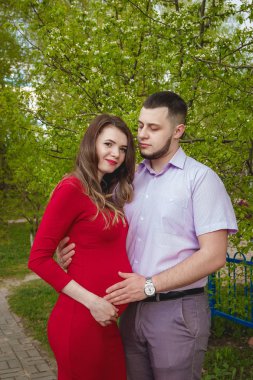 Mutlu genç çift bekliyor bebek yaz Park