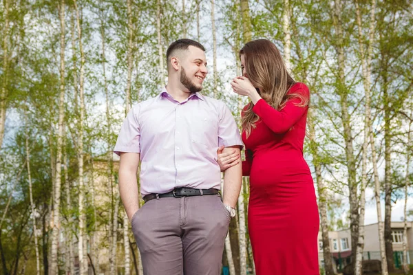 Čeká dítě šťastný mladý pár v letním parku — Stock fotografie