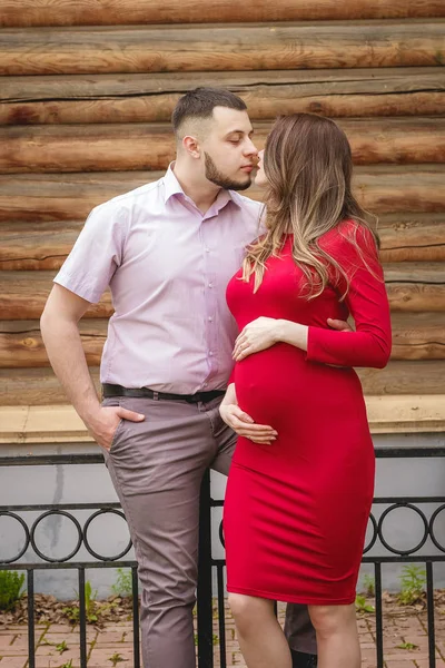 Boldog fiatal pár várt baba nyári park — Stock Fotó