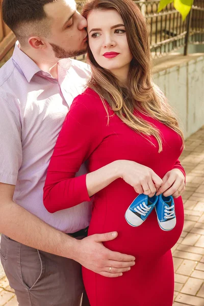 Boldog fiatal pár várt baba nyári park — Stock Fotó