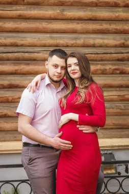 Mutlu genç çift bekliyor bebek yaz Park