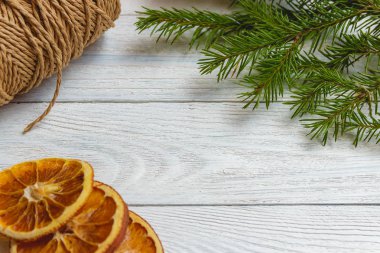 Yeni yıl ve Noel mockup - Noel dekor Beyaz ahşap zemin üzerinde.