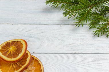 Yeni yıl ve Noel mockup - Noel dekor Beyaz ahşap zemin üzerinde.